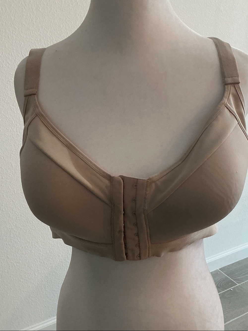 Leonisa Front-Closure Support Bra in Beige Women’s Sz 38